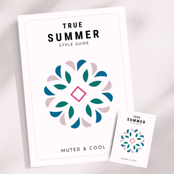True Summer Style Guide en Pocket Guide met uitgebreide kleuranalyse en stylingadvies voor True Summer types. Dit seizoenstype heeft een zacht en koel kleurenpalet met vergrijsde blauwen, pasteltinten en zilveren accenten. De gids helpt je bij het kiezen van de juiste kledingkleuren, make-up en accessoires die jouw natuurlijke kenmerken versterken.