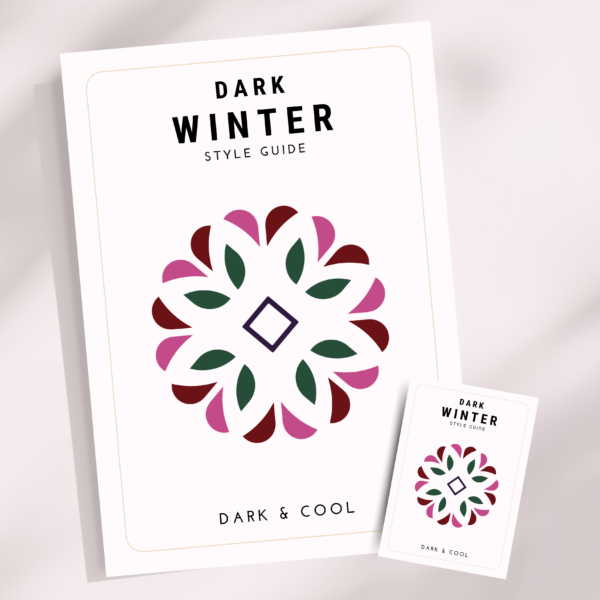 Dark Winter Style Guide en Pocket Guide met gedetailleerde kleuranalyse en stylingadvies voor Dark Winter types. Dit seizoenstype heeft een donker en koel kleurenpalet met diepe kleuren zoals bordeauxrood, smaragdgroen en inktblauw. De gids helpt bij het kiezen van de juiste kleding, make-up en accessoires om een krachtige en contrastrijke look te creëren.