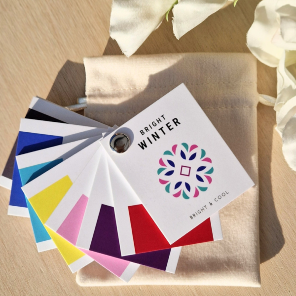 Bright Winter kleurenwaaier met 56 heldere, sprankelende kleuren – ideaal voor het wintertype om kleding te shoppen op basis van een kleurenanalyse en je unieke kleuradvies.