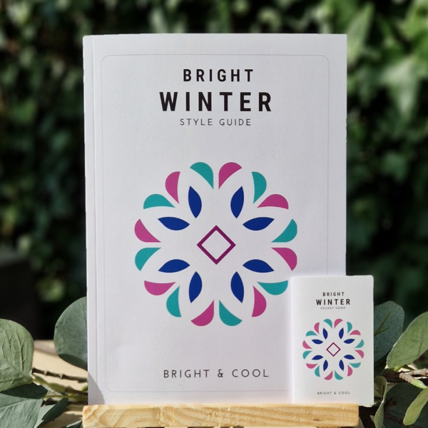 Bright Winter style guide en pocket guide – kleurenadvies en kledinginspiratie voor het wintertype met heldere, koele kleuren. Deze gidsen zijn onderdeel van de online kleurenanalyse en helpen je bij het shoppen en combineren van outfits in je ideale kleurenpalet.