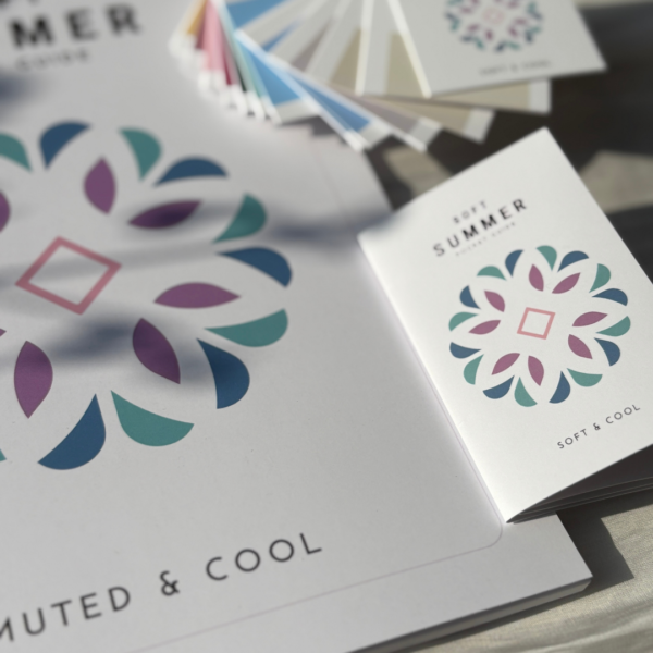 Soft Summer producten in een sfeervolle setting – gidsen voor kledingadvies, kleurenanalyse en het samenstellen van outfits in koele, zachte zomerkleuren.