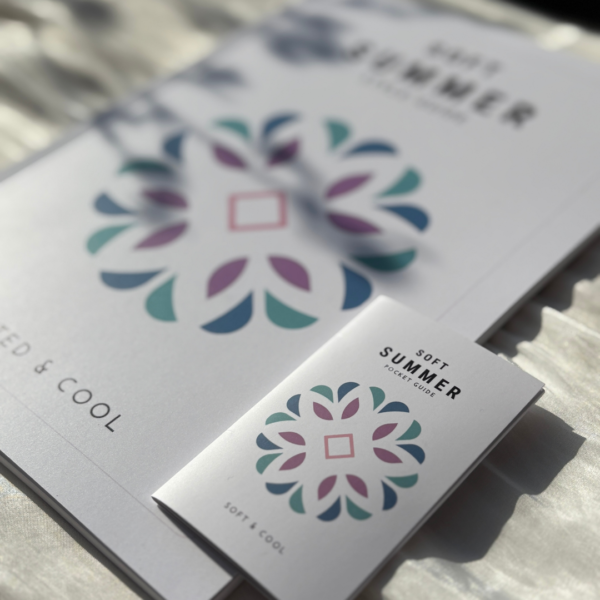 Soft Summer style guide en pocket guide in sfeeromgeving – producten voor kleuradvies, seizoensstyling en het kiezen van flatterende kleding op basis van kleurenanalyse.