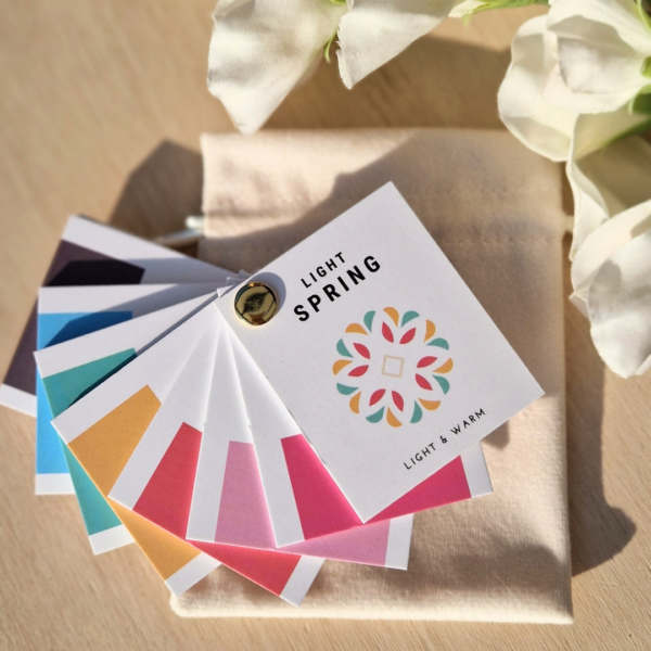 Light Spring kleurenwaaier met lichte, warme lentetinten – speciaal voor het Light Spring kleurtype om kledingkleuren te beoordelen en outfits af te stemmen op je persoonlijke kleurenpalet.