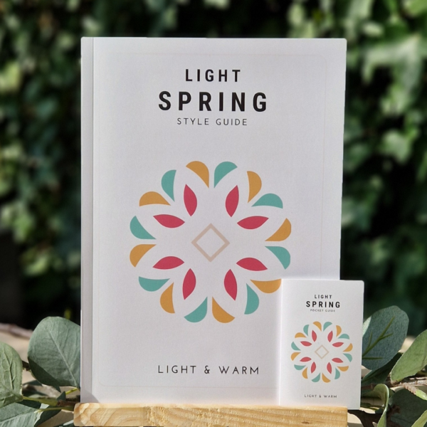 Light Spring style guide en pocket guide – kleuradvies voor het lentetype met lichte, frisse en warme kleuren. Deze gids is een handig hulpmiddel bij het shoppen voor kleding en het toepassen van je online kleurenanalyse in de praktijk.