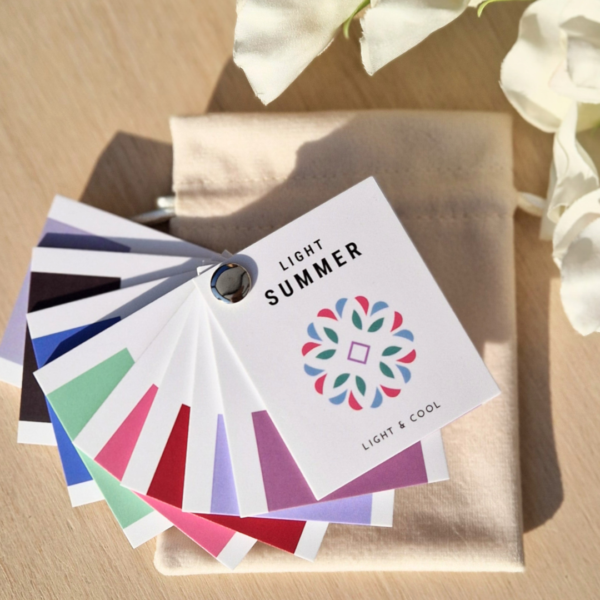 Light Summer kleurenwaaier met lichte, frisse en koele zomertinten – praktisch hulpmiddel voor het Light Summer seizoenstype bij kleurenanalyse, kledingadvies en styling tijdens het winkelen.