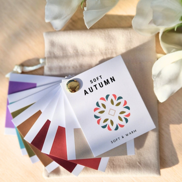 Soft Autumn kleurenwaaier met zachte, warme en gedempte seizoenskleuren – onmisbaar bij het shoppen voor kleding en het toepassen van je kleurenanalyse in de praktijk.