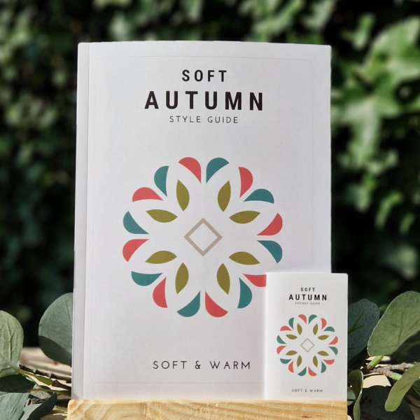 Soft Autumn kleurenanalyse gids en pocket guide – uitgebreide handleiding voor het herfsttype met zachte, gedempte kleuren. Bevat kleuradvies voor kleding, kleurentestresultaten, en een praktisch kleurenpalet om te gebruiken bij het shoppen en samenstellen van outfits.