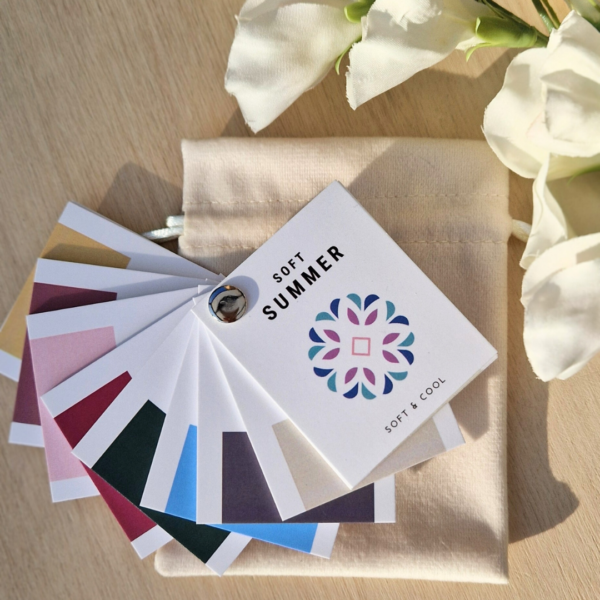 Soft Summer kleurenwaaier met subtiele, gedempte en koele tinten – perfect voor het zomertype om kleding te beoordelen op kleur tijdens het shoppen of het samenstellen van een garderobe.