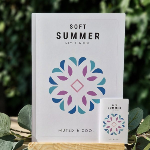 Soft Summer style guide en pocket guide – kledingkleuren, stijl en seizoenskleuren voor het zomertype. Een compleet hulpmiddel met kleuradvies en kleurenanalyse om outfits samen te stellen en gerichter te shoppen op basis van je kleurtype.