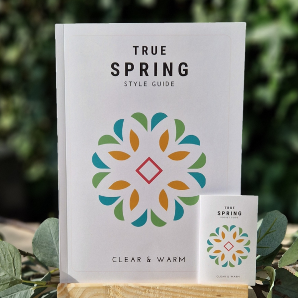 True Spring style guide en pocket guide voor het lentetype – kleurrijke handleiding met fashionadvies, kledingkleuren, kleurpalet en tips voor het samenstellen van outfits. Onderdeel van de online kleurenanalyse producten gericht op het kiezen van flatterende lentekleuren.
