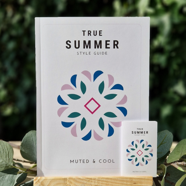 True Summer kleurenanalyse gids en pocket guide – handleiding voor het zomertype met kleuradvies, kleurenpalet en outfitinspiratie in koele, zachte tinten. Gebruik deze gids bij het shoppen voor kleding om kleuren te kiezen die je flatteren.