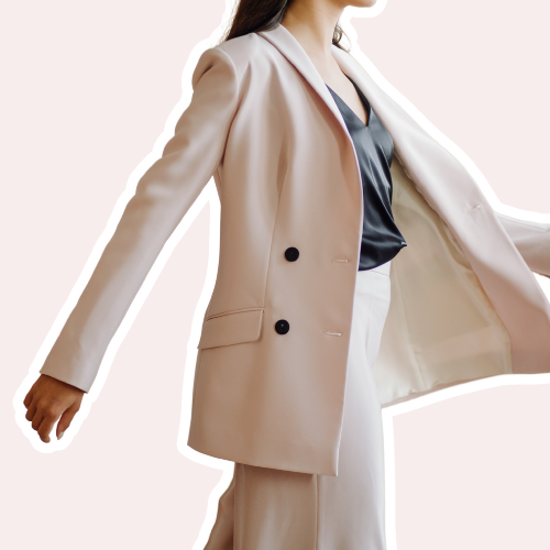 Elegante vrouw in een licht neutraal pak met zwarte top, als voorbeeld van hoe je met neutrale kleuren een stijlvolle en krachtige look creëert. Blogs over kleuranalyse, kleuradvies en ton-sur-ton styling.