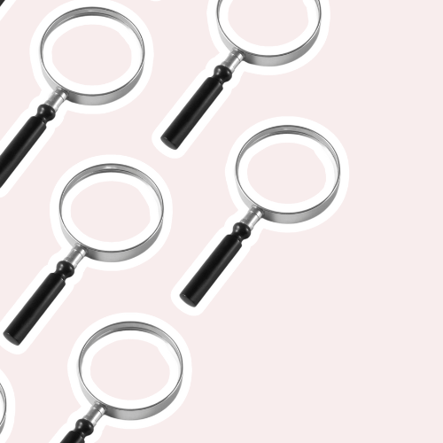Herhalend patroon van vergrootglazen op een zachte roze achtergrond – symbool voor het ontdekken van je kleurtype via een online kleuranalyse. Relevant voor kleuradvies, seizoenstype en persoonlijk kleurenpalet.